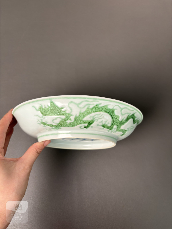 明正德 白釉暗刻海水绿龙纹盘（带老盒） - 图5